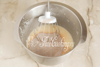 В конце насыпаем мучную смесь, которую просто вручную вмешиваем венчиком или лопаткой