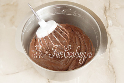 Как только не останется сухих комочков муки с какао, прекращаем перемешивать