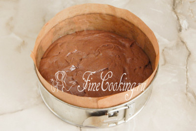 Форму для выпечки я использую разъемную, диаметром 20 сантиметров (+_1-2 сантиметра не играют роли), смазывать маслом ее не обязательно, но это по желанию