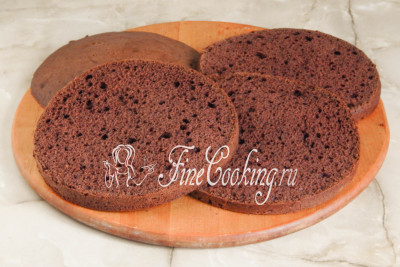 Когда шоколадный бисквит на кефире полностью остынет, его нужно будет разрезать на 4 коржа