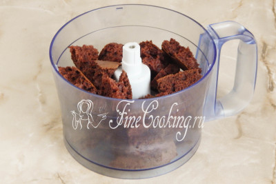 Верхний корж нужно превратить в крошку, которая впоследствии послужит украшением торта