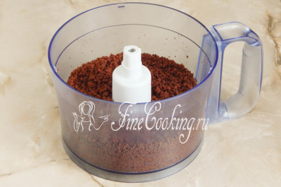 Буквально за полминуты он превратится в нежную и сочную шоколадную крошку - посыпка для торта Поль Робсон готова