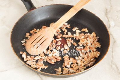 Перед тем как делать сметанный крем, нужно подготовить грецкие орехи