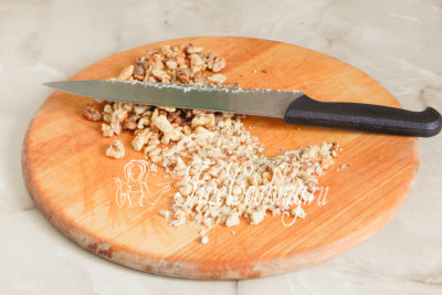 С жареных грецких орехов легко отходит кожица, поэтому при желании вы можете запросто ее снять