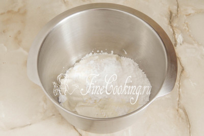 В емкость для взбивания кладем 600 граммов жирной сметаны - она должна быть холодной