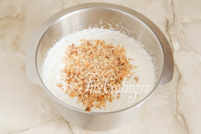 В готовый сметанный крем добавляем измельченные грецкие орехи