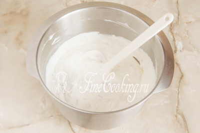 Аккуратно вмешиваем их лопаткой или ложкой - сметанно-ореховый крем готов