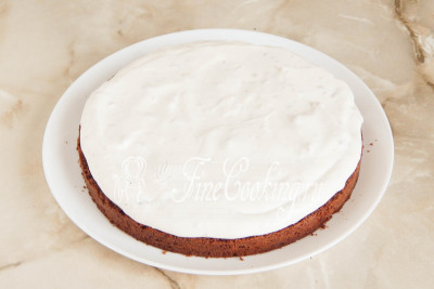 Щедро смазываем его сметанным кремом