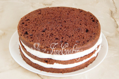 Собираем торт (3 шоколадных коржа и  2 слоя сметанного крема)