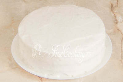 Щедро обмазываем бока торта кремом и покрываем верх