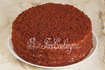 Остается все покрыть шоколадной крошкой, которую заранее мы сделали в комбайне