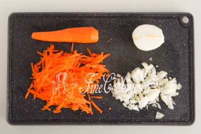 Чистим и измельчаем по паре луковиц и морковок (среднего размера)