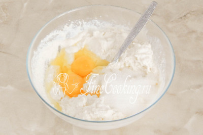 Перемешиваем все ложкой и добавляем куриные яйца, сахар и щепотку соли (желательно мелкого помола)