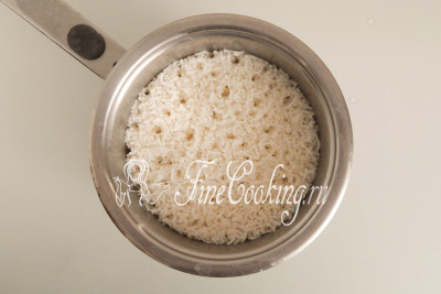 Как раз сварился рис - вся вода выпарилась, а крупа стала полностью готова
