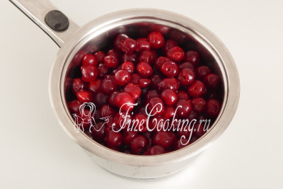 Перекладываем ягоды в кастрюльку - всего должно быть 700 граммов вишни (вес без косточки)