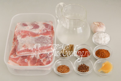 Для приготовления этого вкусного мясного блюда нам понадобятся следующие ингредиенты: свиная грудинка, вода, соль, чеснок, приправа для шашлыка, лавровый лист, натуральный мед, паприка, кориандр и семена горчицы