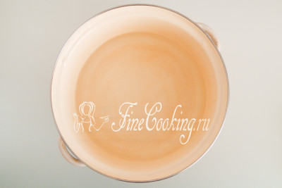 В кастрюлю большого объема наливаем 1,5 литра воды