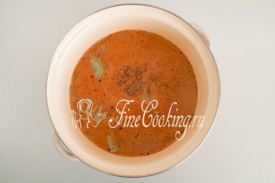 Добавляем 2 столовые ложки (с горкой) соли, 1 столовую ложку любимой приправы для мяса (у меня для шашлыка), 2 лавровых листочка, по 1 чайной ложке кориандра и семян горчицы, а также 5 горошин душистого перца