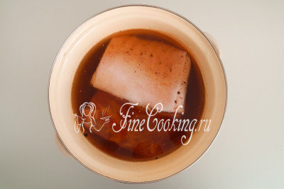 В уже остывший ароматный рассол закладываем свиную грудинку