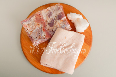 Спустя отведенное время достаем грудинку из рассола и обсушиваем бумажным полотенцем или салфетками