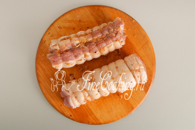 Чтобы придать мясным кускам аппетитную и аккуратную форму, я решила перевязать их с помощью кулинарной веревки в виде рулетов