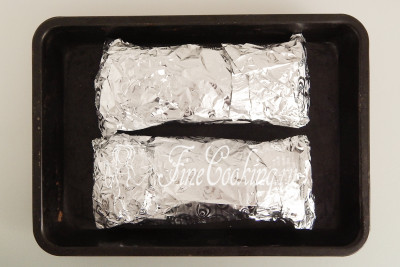 Подготовленную таким образом свиную грудинку нужно завернуть в 2 слоя пищевой фольги