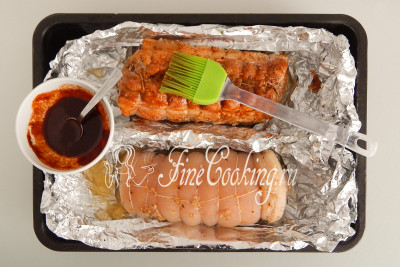 Для этого в небольшой мисочке смешиваем 1 столовую ложку сладкой паприки и 1 чайную ложку натурального меда