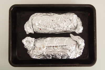 Даем грудинке полностью остыть до комнатной температуры, после чего заворачиваем в фольгу и отправляем в холодильник часа на 3-4