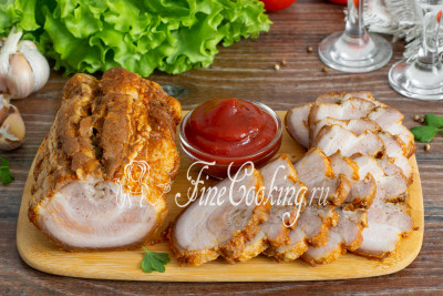 Охлажденную свиную грудинку, приготовленную по этому рецепту в духовке, нарезаем аккуратными порционными ломтиками и подаем