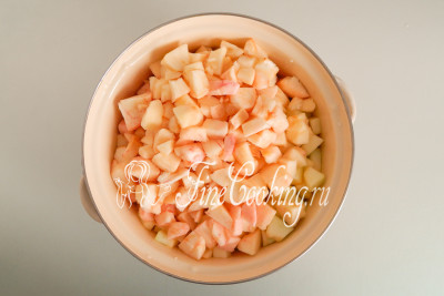 Закладываем яблочные кубики к кабачкам и перемешиваем содержимое посуды