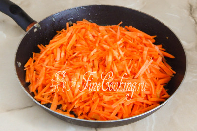 Пока готовился лук и перец, мы быстренько измельчили очищенную морковь - не просто на крупной терке, а нарезали тонкой соломкой
