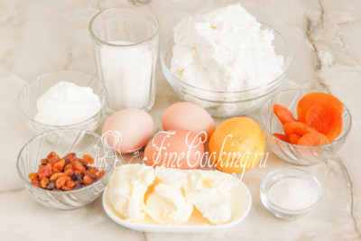 В рецепт заварной творожной пасхи входят следующие ингредиенты: жирный творог (у меня 9% жирности), жирная сметана (я использую 26% жирности), куриные яйца среднего размера (45-50 граммов каждое), сахарный песок, сливочное масло (жирностью не менее 72%), ванильный сахар (можно заменить таким же количеством сахара-песка и щепоткой ванилина), лимонная цедра с половины лимона, а также курага и изюм в качестве наполнителей