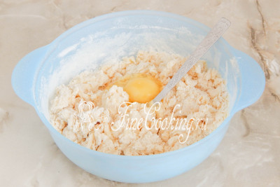Добавляем одной куриное яйцо и соль, все очень тщательно перемешиваем ложкой или руками