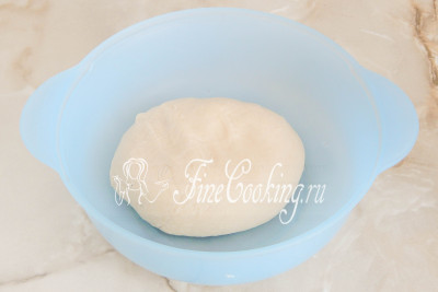 Постепенно добавляем остальную муку (50 граммов) и замешиваем плотноватое, но мягкое тесто, которое не липнет к рукам
