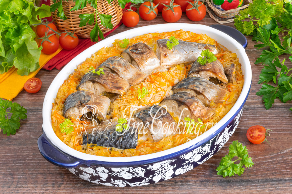макрурус с рисом в духовке. skumbriya s risom i ovoschami v duhovke. макрурус с рисом в духовке фото. макрурус с рисом в духовке-skumbriya s risom i ovoschami v duhovke. картинка макрурус с рисом в духовке. картинка skumbriya s risom i ovoschami v duhovke. В приснопамятное советское время, чтобы привлечь покупателей, эту рыбу рекламировали очень смешно: «Дед и баба не старели, хоть прожили по сто лет, ведь они макрурус ели в завтрак, в ужин и в обед…» Да и сейчас иной раз так и тянет встать в магазине рядом с рыбным прилавком, и громко объявить: граждане, не проходите мимо, макрурус, запеченный в духовке чудо как хорош. А чтобы он не разваливался, имеется несколько секретов. Я уже рассказывала о них, когда делилась разнообразными вариантами приготовления макруруса – на сковороде или в духовке, но немного повторюсь.