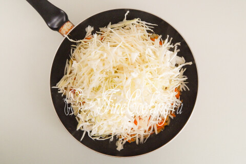 Блинчики с капустой, грибами и яйцами в панировке. Шаг 10
