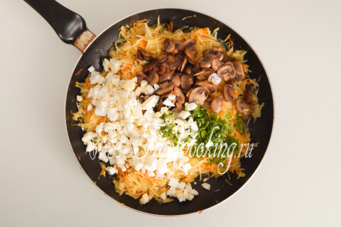 Блинчики с капустой, грибами и яйцами в панировке. Шаг 17