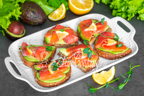 Бутерброды с красной рыбой и авокадо. Шаг 10