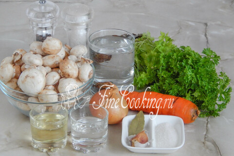 Продукты для маринованных шампиньонов: свежие грибы, морковь, лук, чеснок, петрушка и специи.
