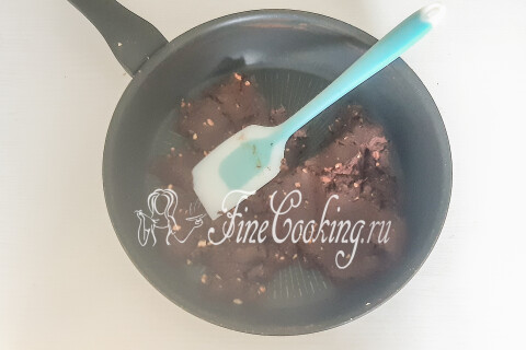 Домашние шоколадные конфеты с орехами и манкой. Шаг 12