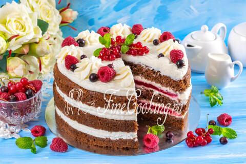 Шоколадный бисквитный торт со сливочным кремом — это идеальное сочетание насыщенного вкуса какао, воздушной текстуры и освежающей ягодной кислинки