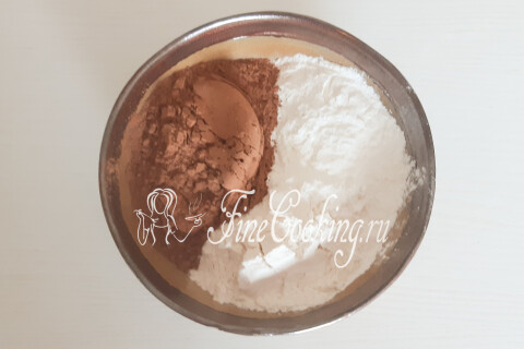 Домашний шоколадный торт со сливочным кремом и ягодами. Шаг 3