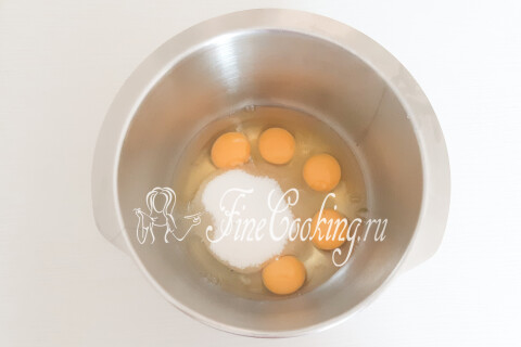 Домашний шоколадный торт со сливочным кремом и ягодами. Шаг 5