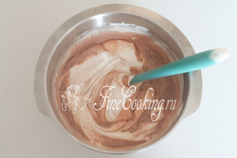 Домашний шоколадный торт со сливочным кремом и ягодами. Шаг 7