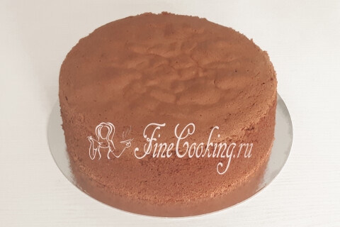 Домашний шоколадный торт со сливочным кремом и ягодами. Шаг 11