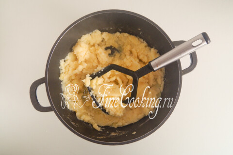 Дрожжевые лепешки с картошкой и луком на сковороде. Шаг 17