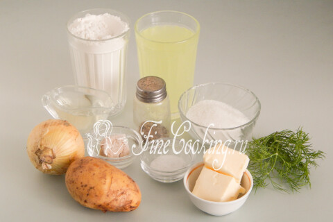 Продукты для дрожжевых лепёшек: мука, сыворотка, дрожжи, картофель, лук, сливочное масло и укроп
