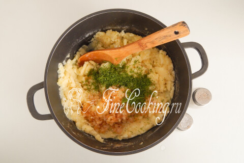 Растолчённый картофель с жареным луком и рубленым укропом в миске