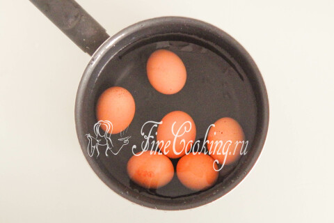 Фаршированные яйца Мимоза (с рыбными консервами и огурцом). Шаг 2