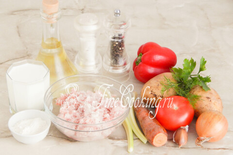 Продукты для фрикаделек с картошкой в духовке: фарш, картофель, лук, морковь, перец, сельдерей, помидор, чеснок и зелень.